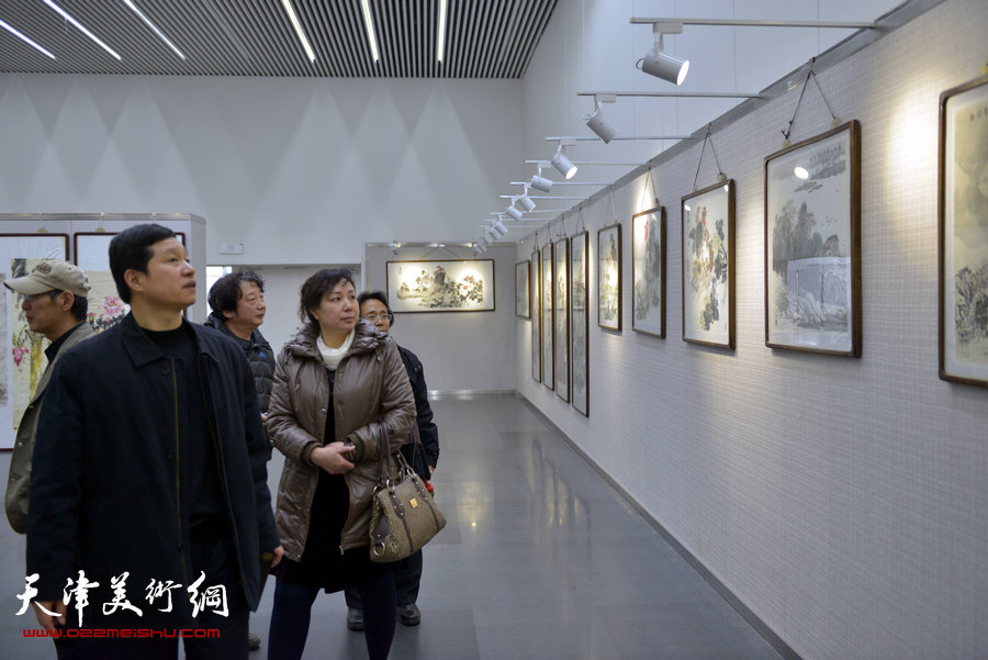 “跃马迎春京津画家国画新作展”1月15日在天津图书馆开幕，图为画展现场。