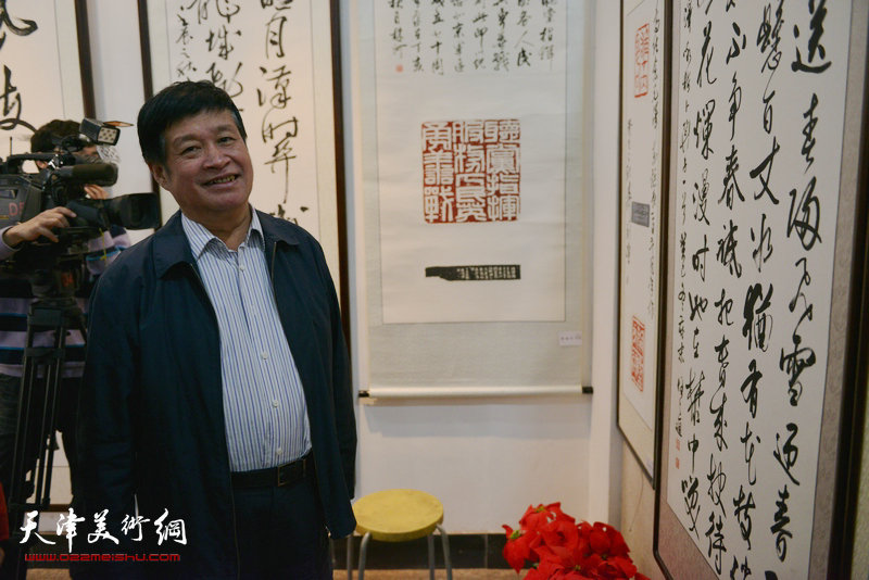 “鱼水情”迎新春书画展在北辰书画院举办，图为北辰区区委副书记郭连生在画展现场。