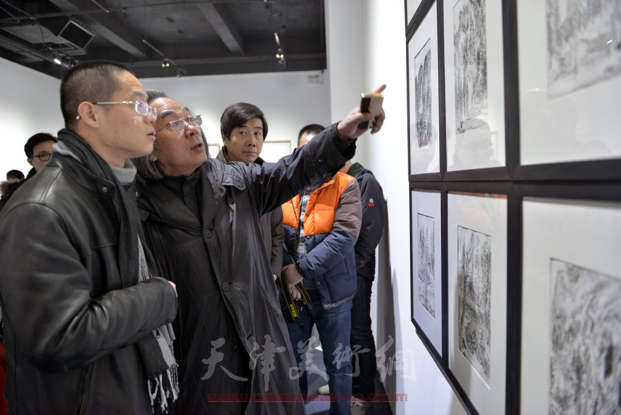 新锐画家方勇作品亮相智慧山艺术中心，图为霍春阳、方勇等在观赏画作。