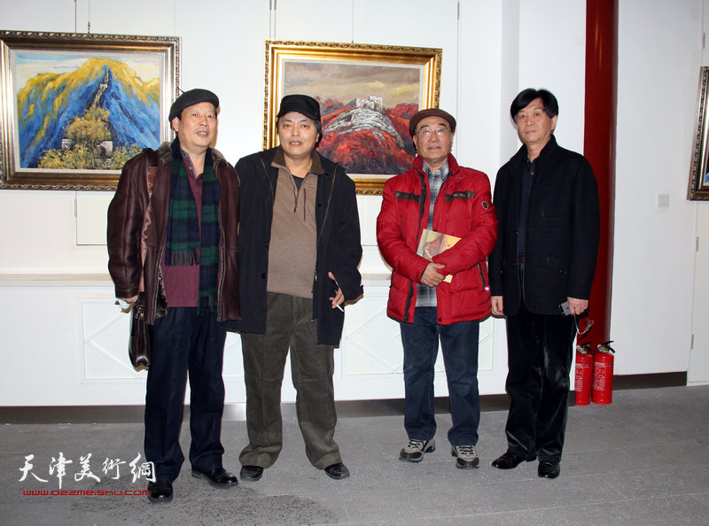 李英杰长城记忆系列油画作品展在天津滨海新区开幕，图为左起天津开发区文联主席徐胜利、塘沽文联主席李英杰、原塘沽画院院长著名版画家国画家康永明先生、天津森泰集团总裁张荣森先生在展览上合影