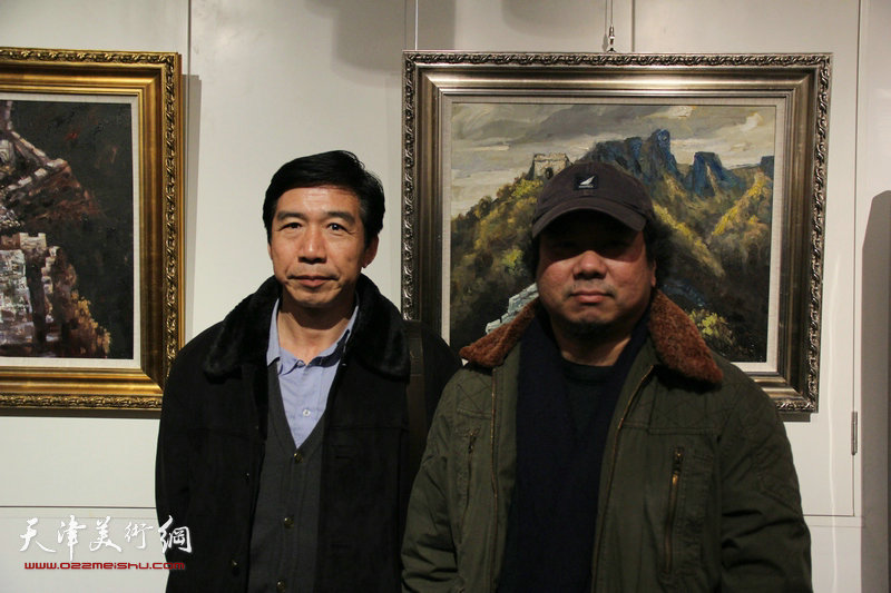 李英杰长城记忆系列油画作品展在天津滨海新区开幕，图为作家张长华与版画家侯金利在展览现场。