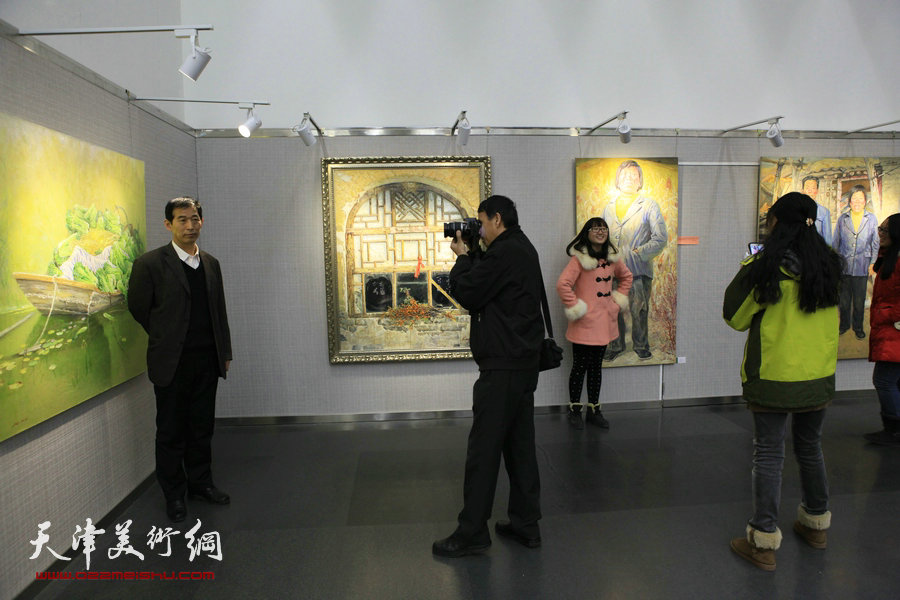 薛福顺油画展“从白洋淀到大天津”1月26日在津开幕，图为画展现场。