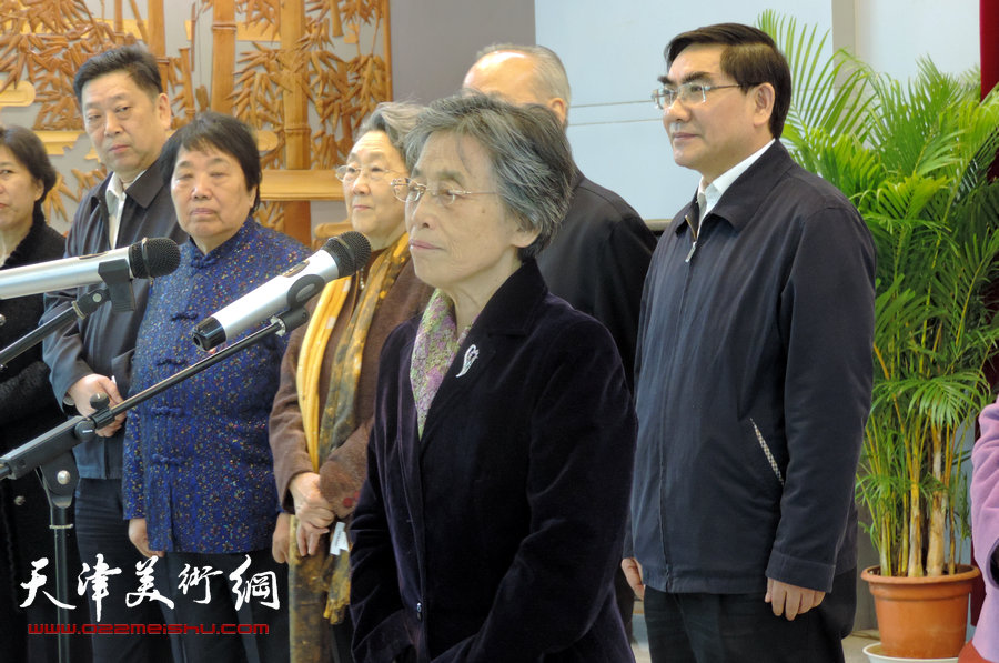 天津知名女书画家参展邓颖超诞辰110周年书画展，图为邓颖超生前秘书赵炜致开幕词