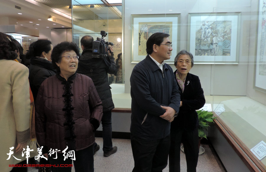 天津知名女书画家参展邓颖超诞辰110周年书画展，图为市委常委、市委宣传部部长成其圣（中）与侯隽(左)、赵炜(右)参观书画展