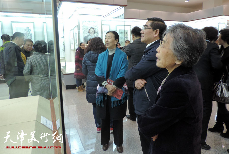 天津知名女书画家参展邓颖超诞辰110周年书画展，图为从左至右：孔紫、成其圣、赵炜参观书画展