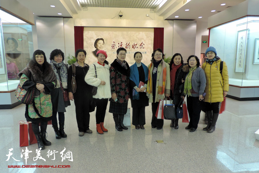 天津知名女书画家参展邓颖超诞辰110周年书画展，图为女书画家们合影