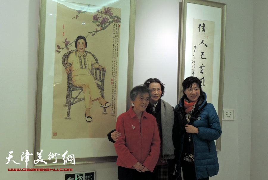 天津知名女书画家参展邓颖超诞辰110周年书画展，图为女画家张妤君（中）与赵炜（左）在作品前