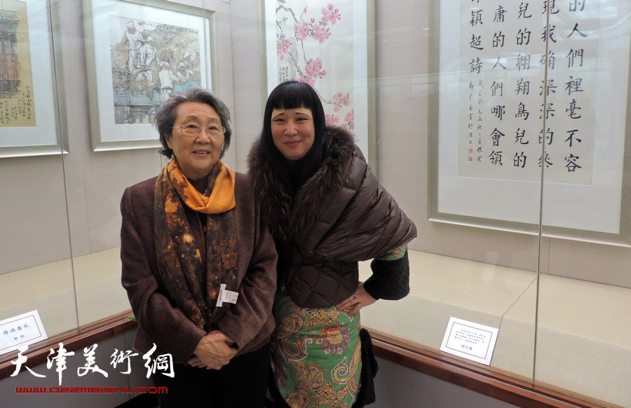 天津知名女书画家参展邓颖超诞辰110周年书画展，图为周恩来侄女周秉德(左)与女画家黄雅丽