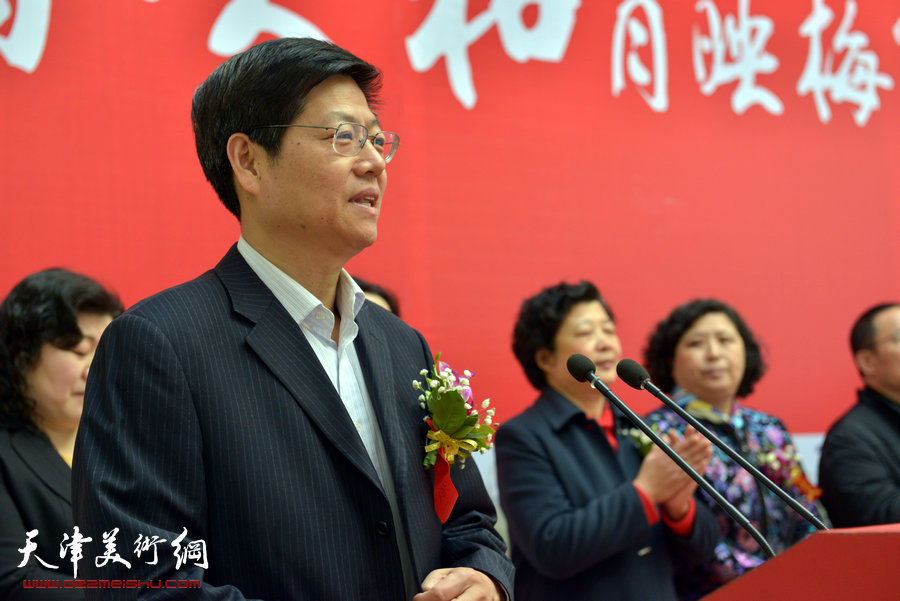 百花迎春—肖映梅写意画展在郭味蕖美术馆开幕，图为潍坊市委宣传部常务副部长丁汉邦致辞。