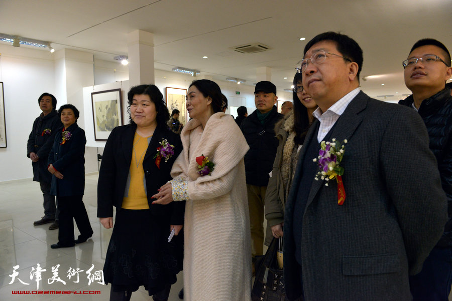 百花迎春—肖映梅写意画展在郭味蕖美术馆开幕，图为现场。