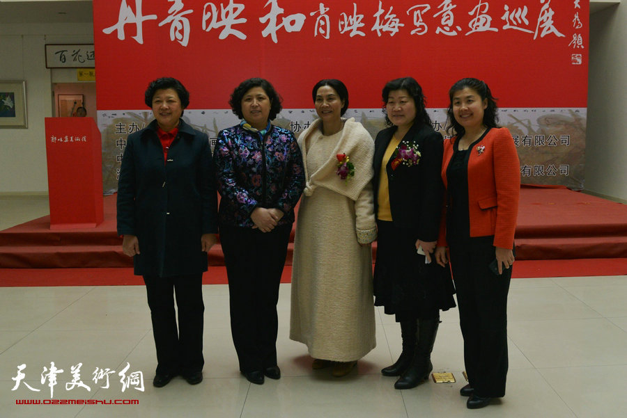 百花迎春—肖映梅写意画展在郭味蕖美术馆开幕，图为肖映梅与来宾在画展现场。