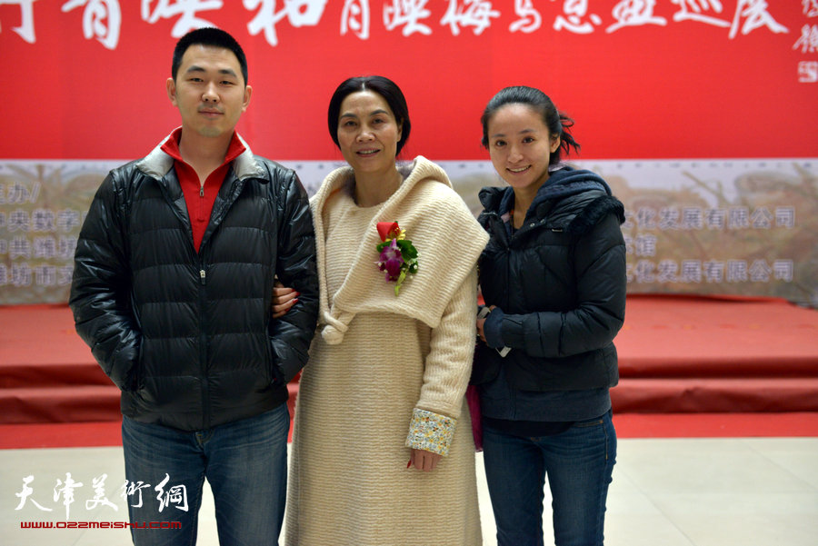 百花迎春—肖映梅写意画展在郭味蕖美术馆开幕，图为肖映梅与来宾在画展现场。