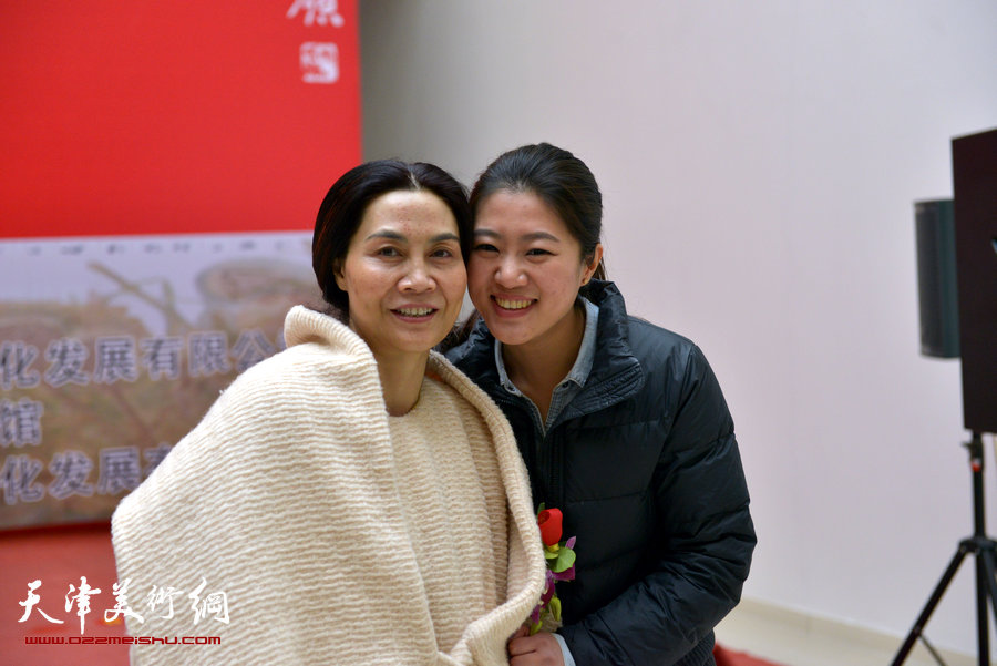 百花迎春—肖映梅写意画展在郭味蕖美术馆开幕，图为肖映梅与来宾在画展现场。