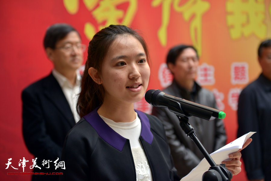 “雷锋·我们与你同在”主题作品展开幕，图为天津师范大学学生代表王萌致辞。