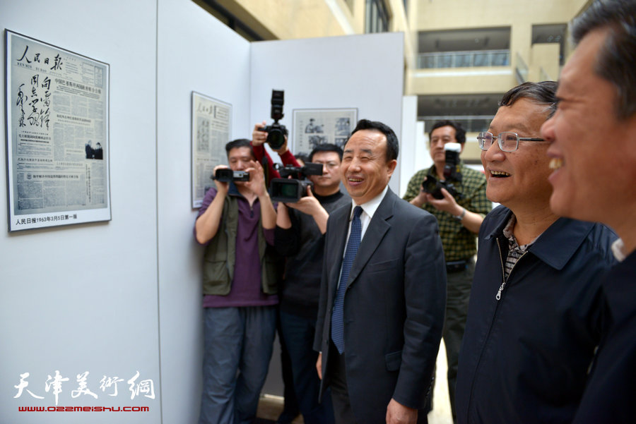 “雷锋·我们与你同在”主题作品展开幕，图为领导、嘉宾观看展览。