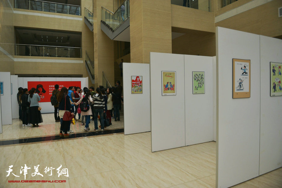 “雷锋·我们与你同在”主题作品展开幕，图为展览现场。