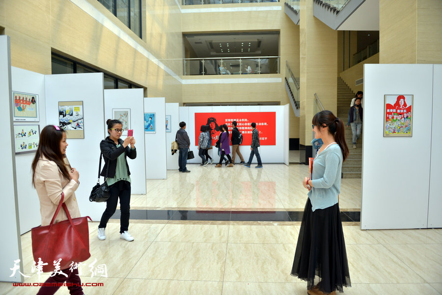 “雷锋·我们与你同在”主题作品展开幕，图为展览现场。