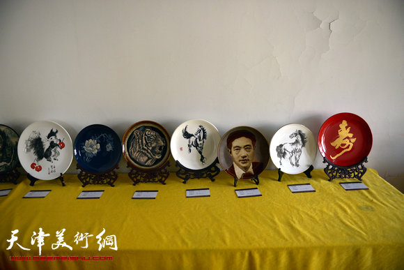 “飞马追梦·刻瓷艺术作品展”在意风区开展，图为展出的刻瓷作品。