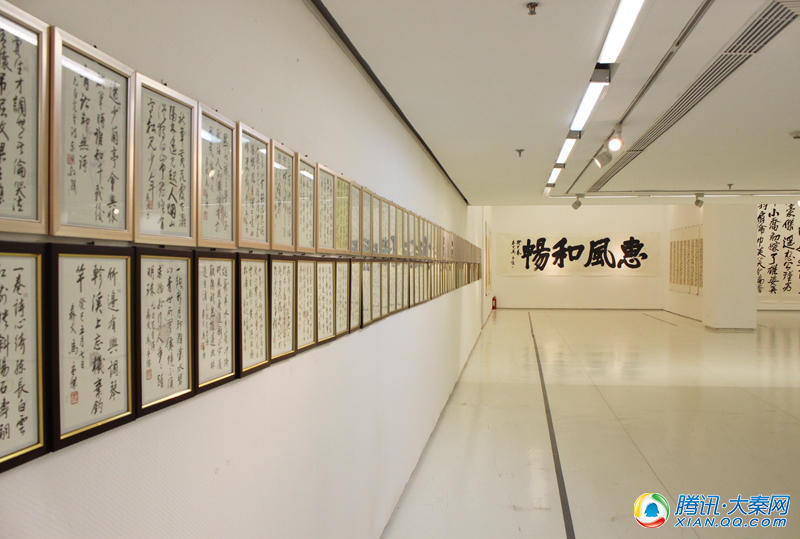 天津著名书法家马孟杰书法展4日在西安开幕，图为书展现场。