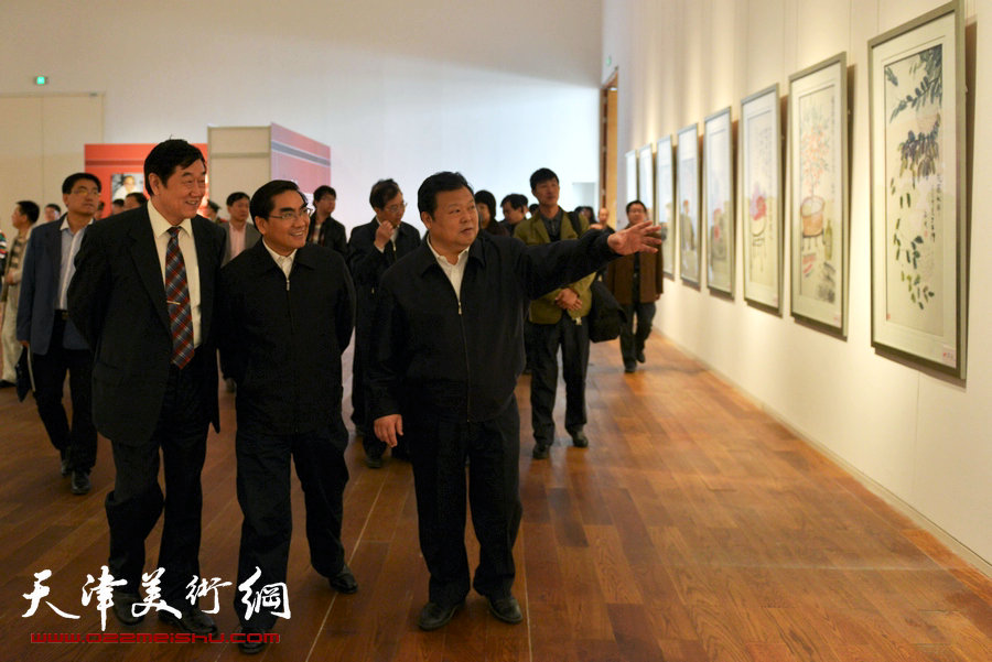 “大地之子——梁斌文学艺术展”4月16日在天津美术馆开幕。图为市委常委、市政委书记散襄军陪同嘉宾观看展览。