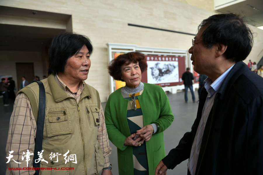 “大地之子——梁斌文学艺术展”4月16日在天津美术馆开幕。图为陈英杰、高学年、史玉在展览现场。