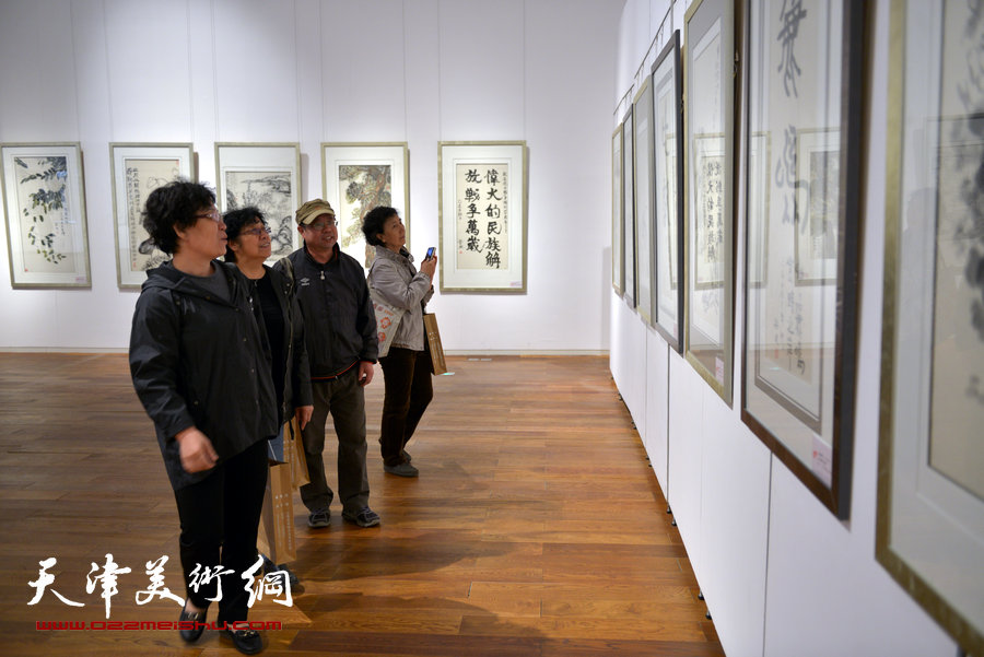 “大地之子——梁斌文学艺术展”4月16日在天津美术馆开幕。图为展览现场。