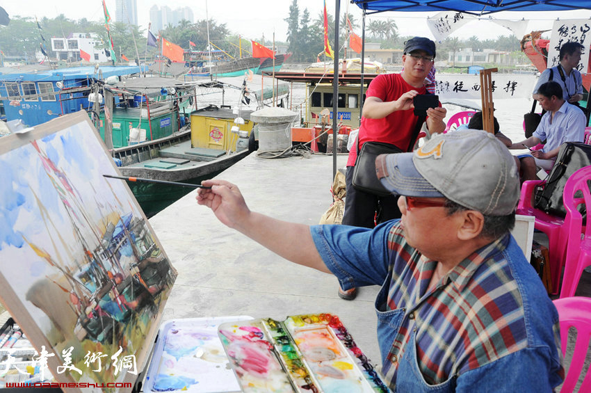 天津12名著名画家、雕塑家应邀齐聚潭门，图为水彩画家苏家忠在现场写生