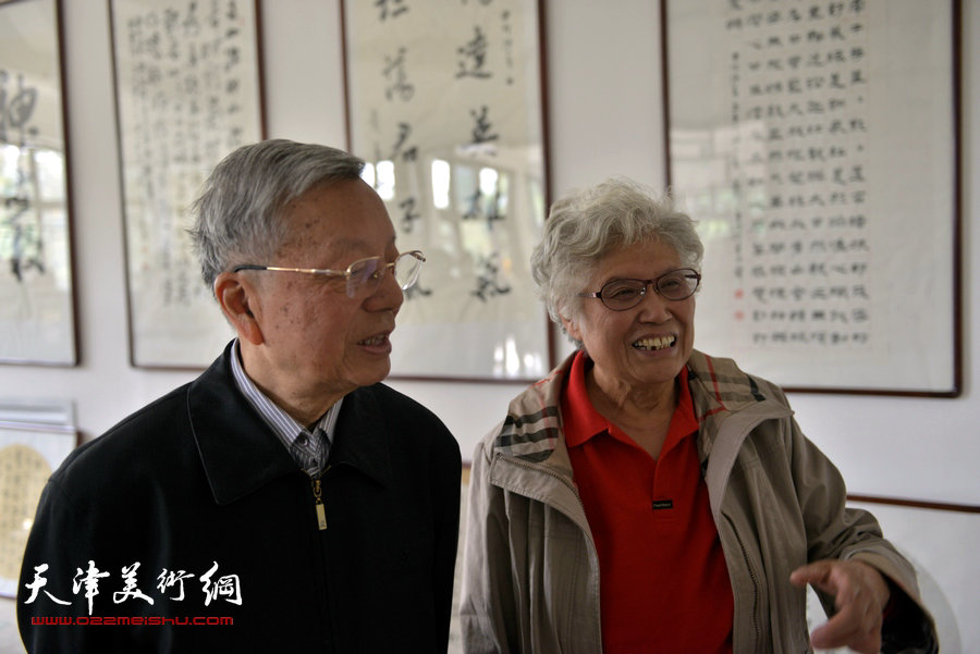 刘春雨精品书法展在水上公园盆景园开展，图为钱其璈与刘春雨在观赏作品。