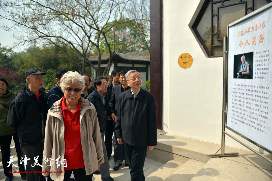 刘春雨精品书法展在水上公园盆景园开展，图为钱其璈与刘春雨等在展览现场。