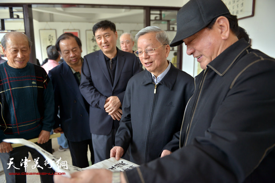 刘春雨精品书法展在水上公园盆景园开展，图为钱其璈与大家在展览现场交流。