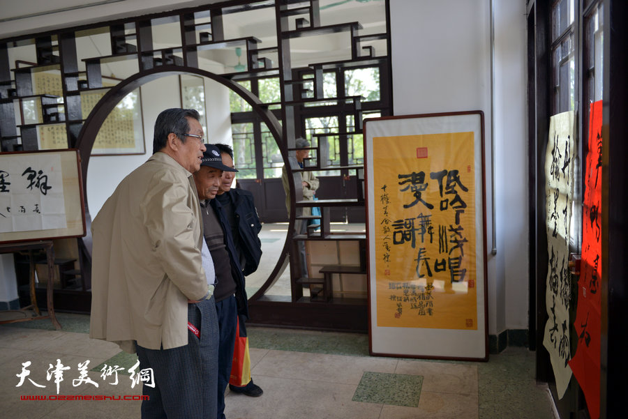 刘春雨精品书法展在水上公园盆景园开展，图为展览现场。