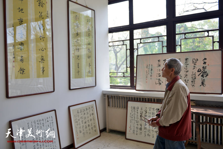 刘春雨精品书法展在水上公园盆景园开展，图为展览现场。