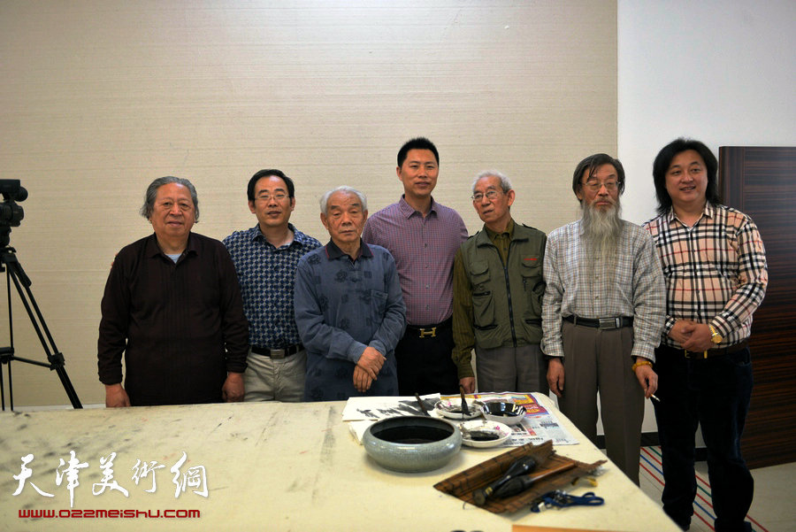 天津山水画艺委会为十二届全国美展献巨幅佳作《江山揽胜》。图为作画现场。