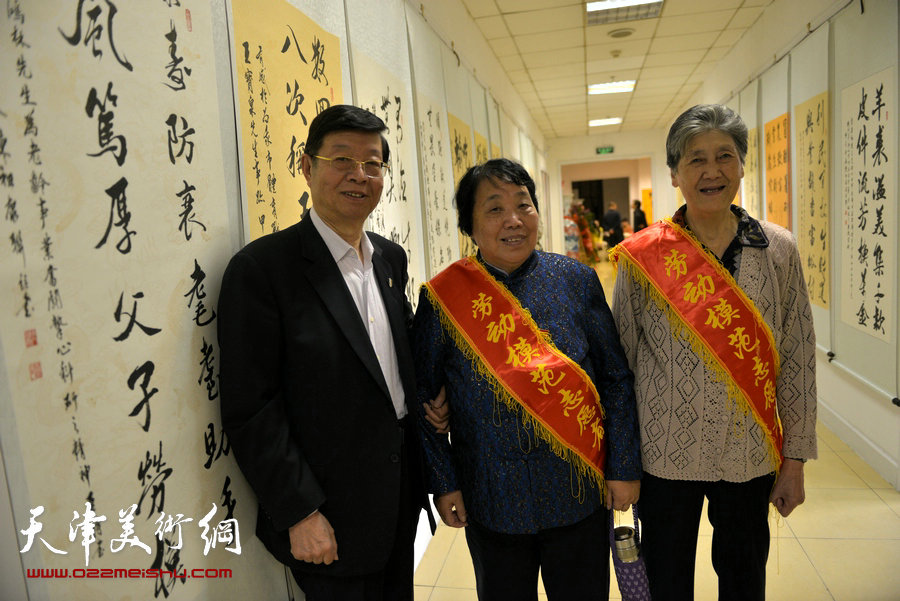 图为天津市抗衰老学会理事长王鸿林与邢燕子等在现场