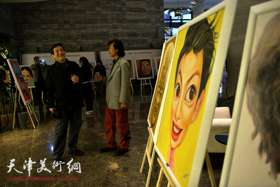 乔晋津私人漫画展亮相汤臣津湾一品大堂，图为李炳训等在观赏作品。