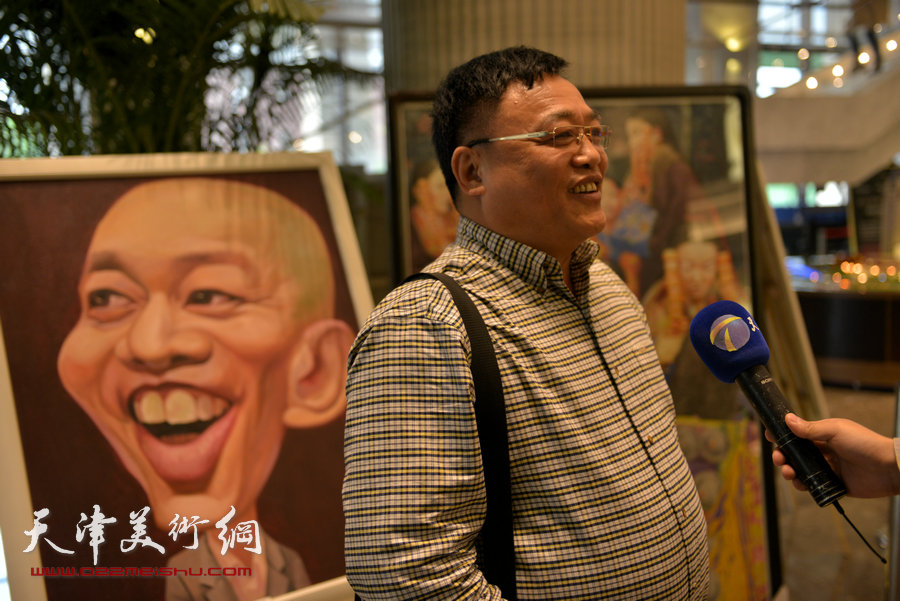 乔晋津私人漫画展亮相汤臣津湾一品大堂，图为乔晋津在画展现场接受媒体采访。