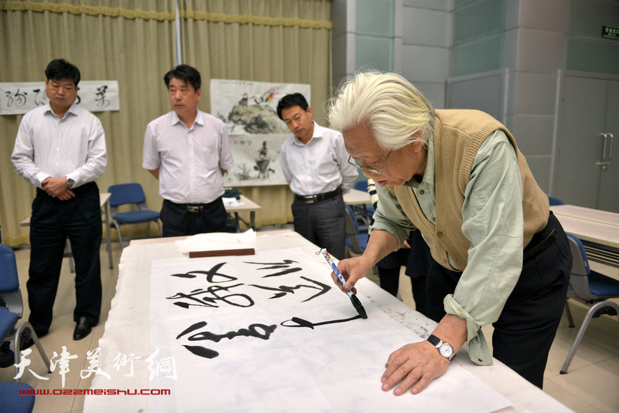 津门书画家慰问劳模笔会在天津师范大学举行，图为天津画院老院长、著名诗人白金。