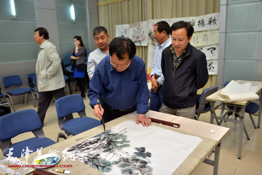 津门书画家慰问劳模笔会在天津师范大学举行，图为花鸟画家丁玉来。