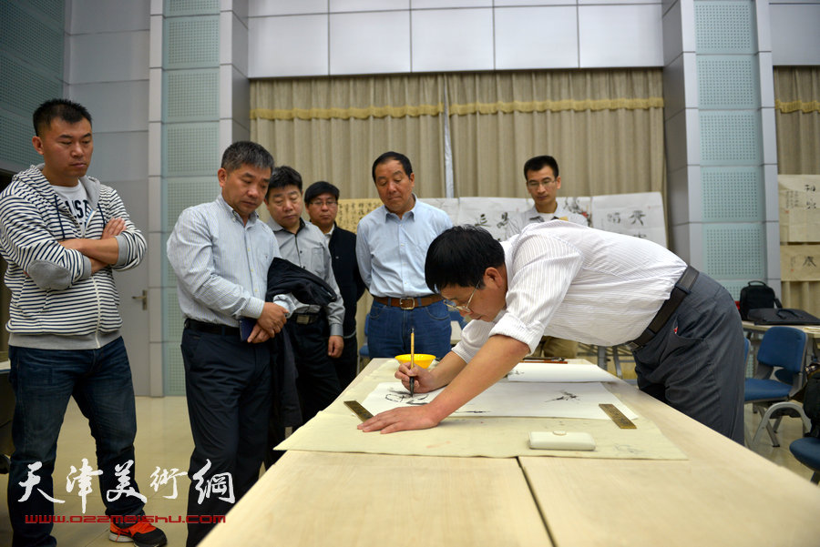 津门书画家慰问劳模笔会在天津师范大学举行，图为画家高天武。