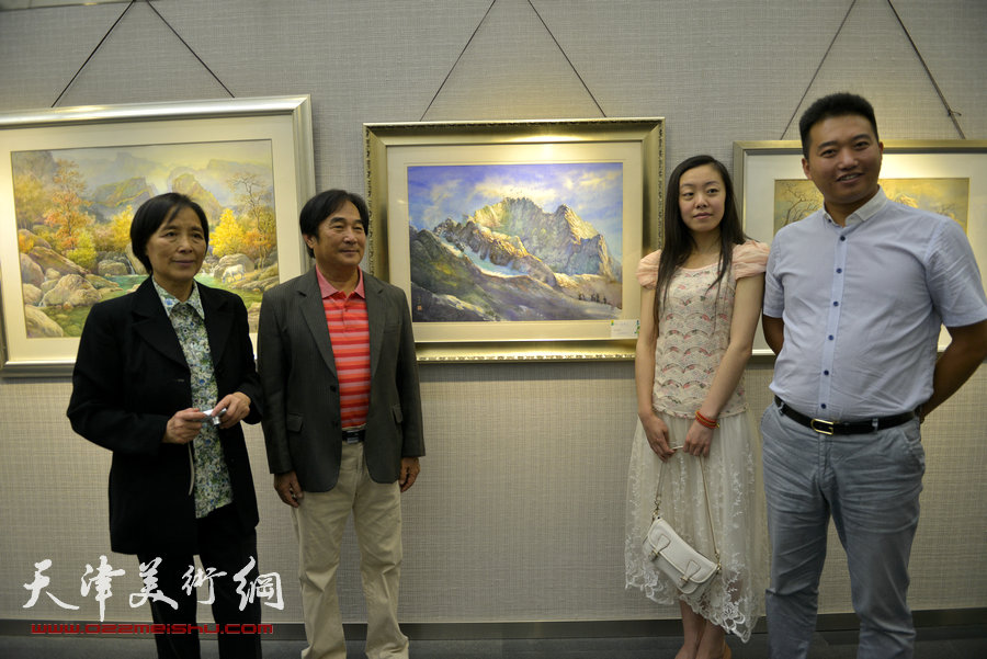 “陈重武、李宗儒水彩风景画作品展”5月1日开幕。图为陈重武、刘家翠与天津华彩集团海南分公司李金旺等在画展现场。