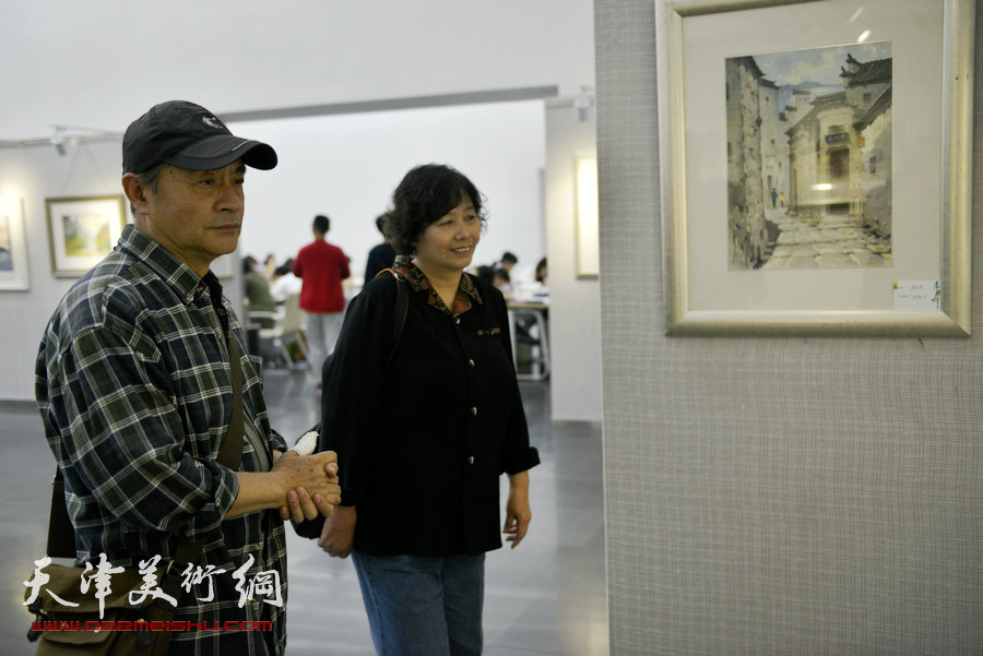 “陈重武、李宗儒水彩风景画作品展”5月1日开幕。图为天津美术家协会副主席王书朋在画展现场。