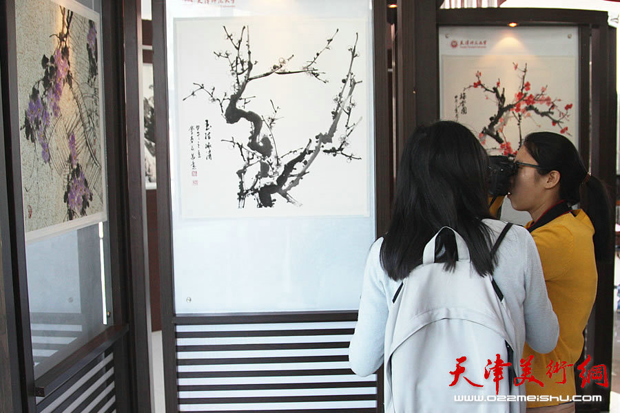 “春花·求是”訾春花书画展在天津师大开展。