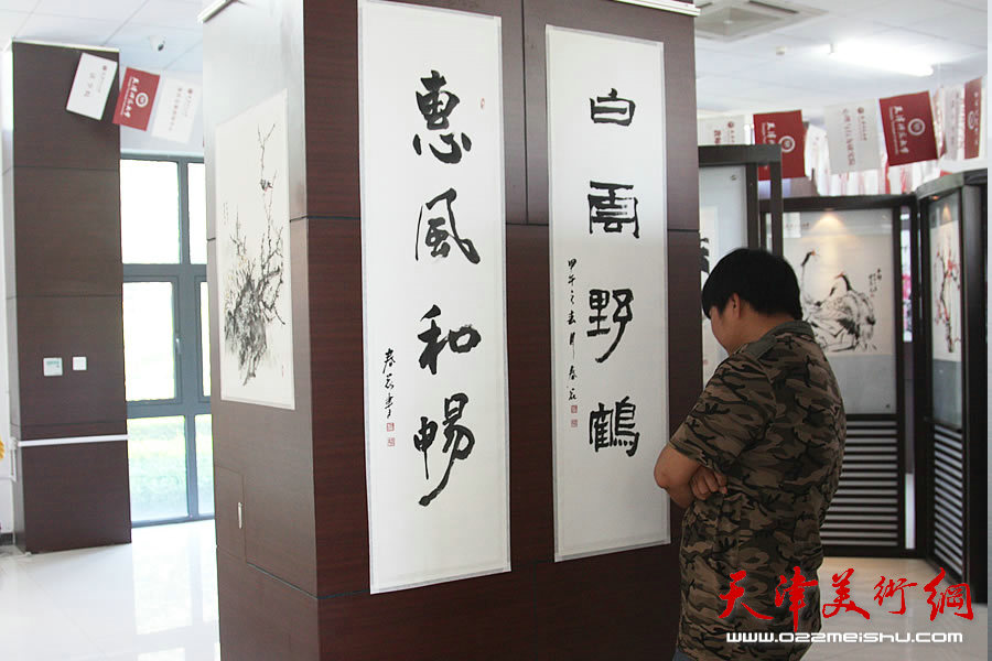 “春花·求是”訾春花书画展在天津师大开展。