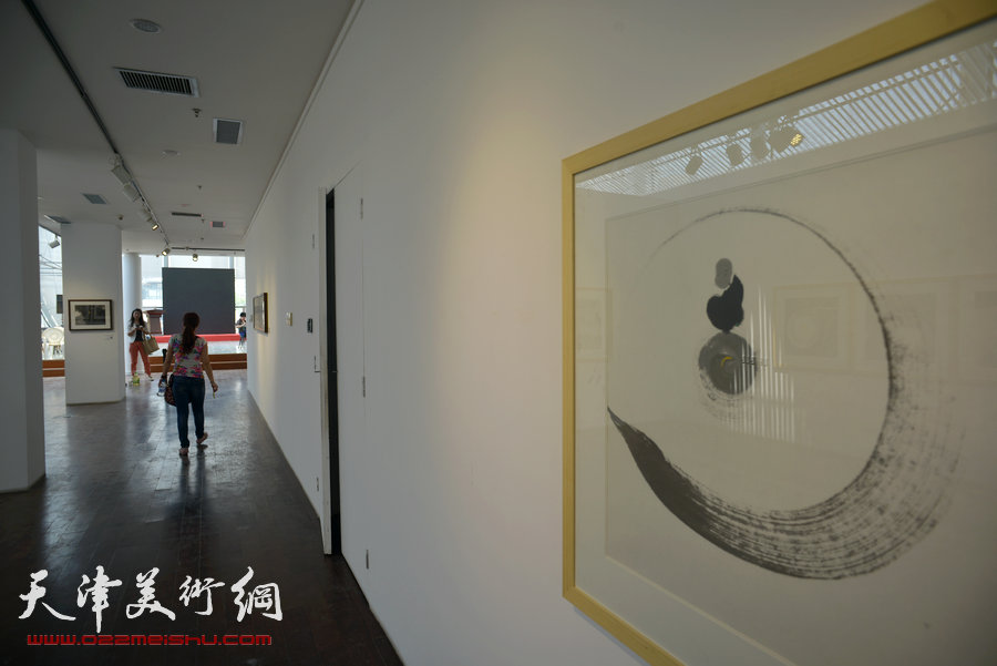 “禅语幻象·田旭桐当代水墨亚洲艺术巡展”天津站17日在天津梅江国际艺术馆启幕。图为现场。