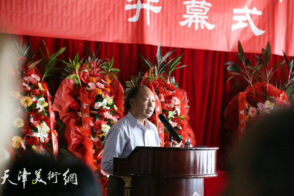 中国书画世界行组委会主席谷福海先生在张金荣画展开幕仪式上致辞。