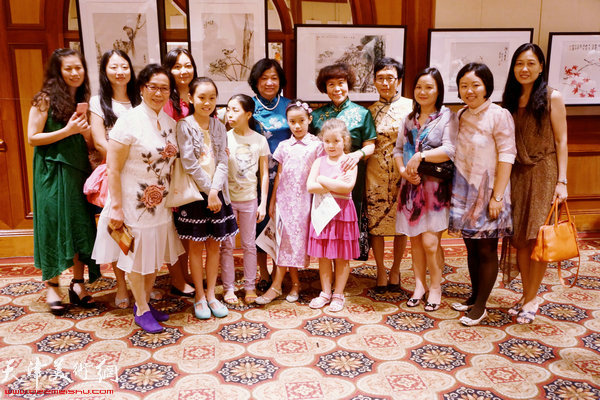 天津“五彩贝”女画家孟昭丽、肖慧珠、崔艳萍、张永敬、史玉与与新加坡观众在一起