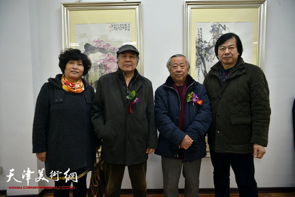 图为阮克敏、郭书仁与史振岭夫妇在画展现场。