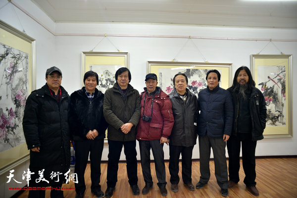 图为左起：刘绍斌、高学年、史振岭、曹剑英、纪荣耀、杨永茂、梁旭华在画展现场。
