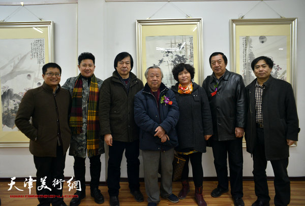 图为左起：闫勇、朱懿、史振岭、阮克敏、史振岭夫人、孙玉河、肖培金在画展现场。
