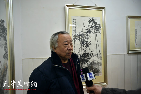图为阮克敏在画展现场接受媒体采访。